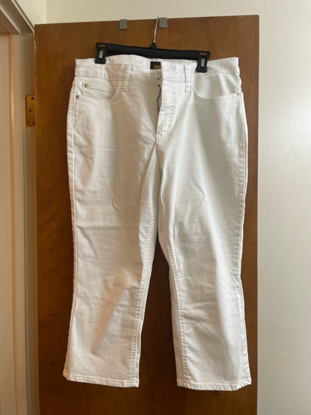 Lee Women’s White Straight-Leg capris - Clean Classic